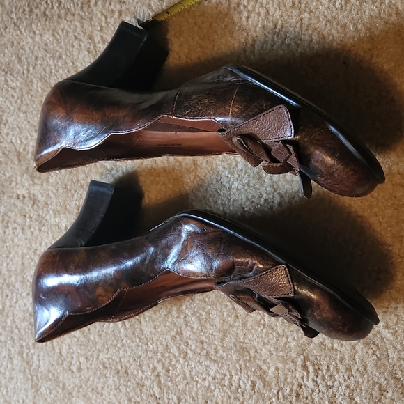 Antiqued Brown Tassel Heels - Picture 5 of 8